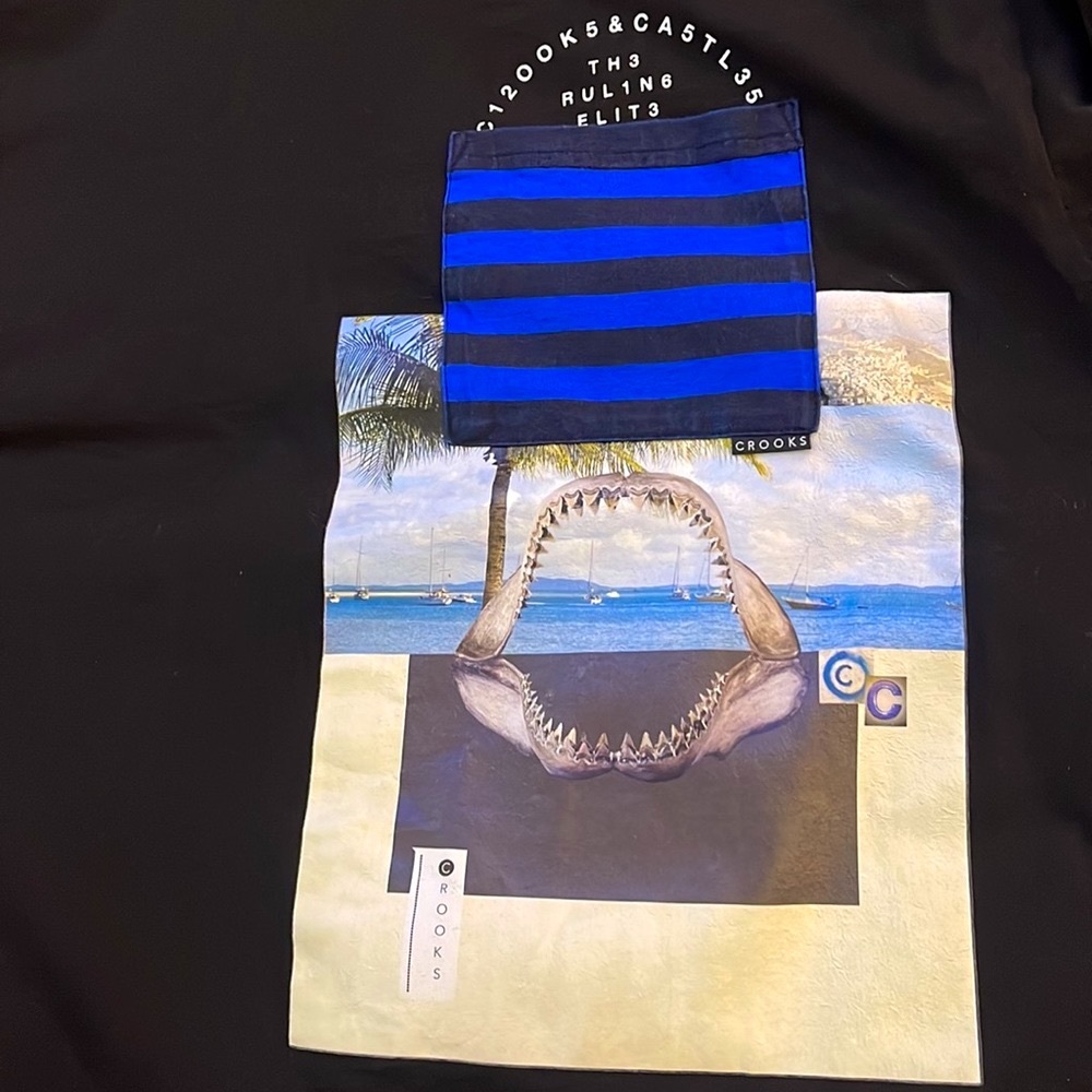 Crooks & Castles Black Tee T-Shirt with Blue Graphic Patch & Shirt Pocket - Picture 4 of 4